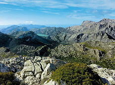 In der Serra de Tramuntana, rechts das Massiv des Puig Major