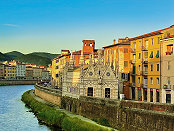 Am Ufer des Arno in Pisas Altstadt