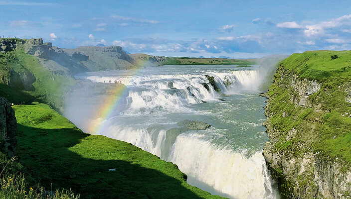 Der 230 Meter breite Gulfoss-Wasserfall ist einer der schönsten auf Island