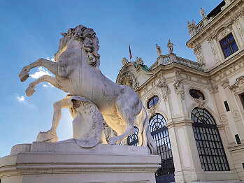 Prächtige Skulpturen vor Schloss Belvedere