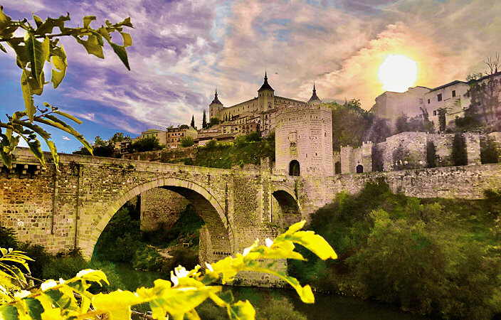 Stolz thront Toledo auf einem Hügel, umschlungen vom Rio Tajo